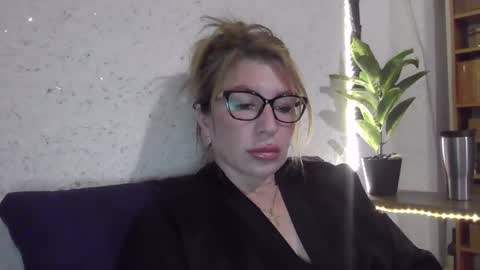 fox_red_lady7 online show from 9, 3, 2025