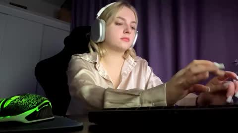 Snapshot of foxylure chatting on 25, 10, 2025 Emma online show from 25, 10, 2025