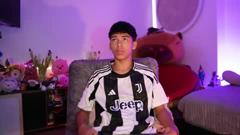 Snapshot of freddy_lax_ chatting on 12, 9, 2025 Juan give it a thumbs up please its important online show from 12, 9, 2025