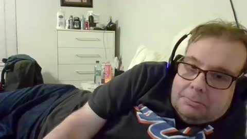 Snapshot of garyg930 chatting on 13, 11, 2025 Gary online show from 13, 11, 2025