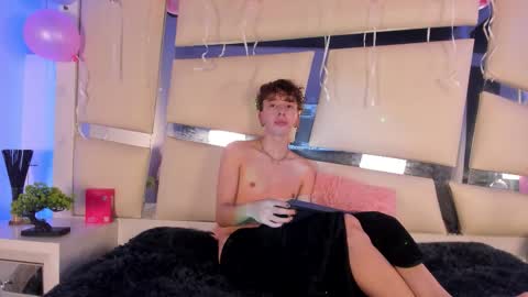 Snapshot of genesis_ask chatting on 14, 11, 2025 Genesis online show from 14, 11, 2025