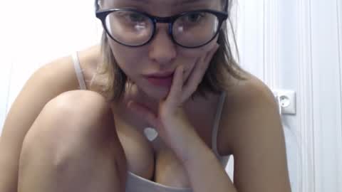 Snapshot of genev__ievee chatting on 13, 11, 2025 genev__ievee online show from 13, 11, 2025