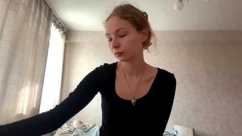 Snapshot of geneviveseay chatting on 27, 9, 2025 Emmi online show from 27, 9, 2025