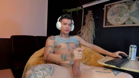 independent model online show from 11, 11, 2025