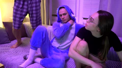 Jean and Isa couple Van online show from 4, 1, 2025