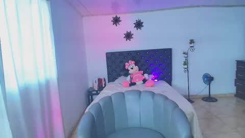 Giana Roberts online show from 12, 11, 2025