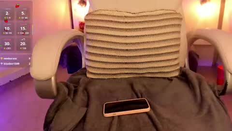Snapshot of gigi_strawberry chatting on 1, 10, 2025 GIGI online show from 1, 10, 2025