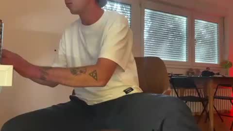 Snapshot of gilbertlachsmann chatting on 27, 9, 2025 Sebastian online show from 27, 9, 2025