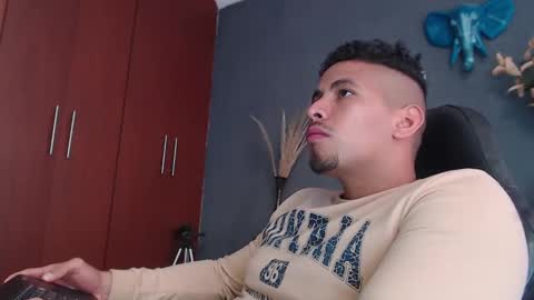 Snapshot of girge23 chatting on 29, 12, 2024 piggy boy online show from 29, 12, 2024