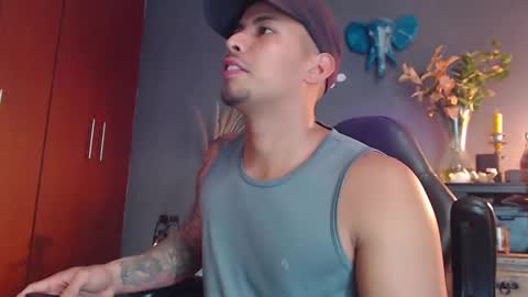 Snapshot of girge23 chatting on 13, 1, 2025 piggy boy online show from 13, 1, 2025