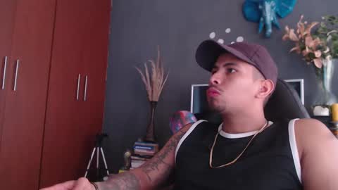 Snapshot of girge23 chatting on 19, 1, 2025 piggy boy online show from 19, 1, 2025