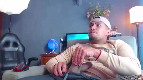 Snapshot of girge23 chatting on 15, 10, 2025 piggy boy online show from 15, 10, 2025