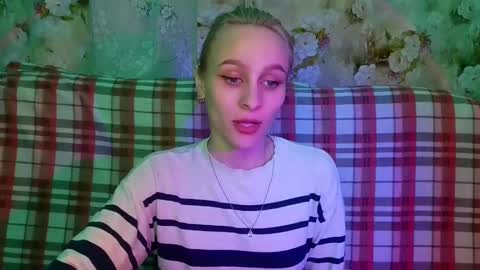 Snapshot of girlfriend_night chatting on 4, 3, 2025 Seniya online show from 4, 3, 2025
