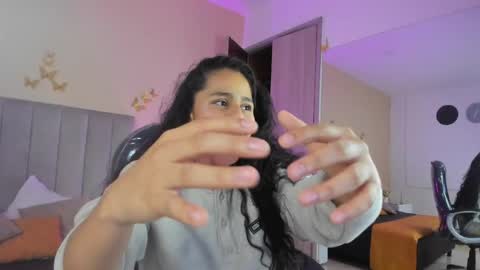 GISELLE ROLDAN online show from 18, 4, 2026