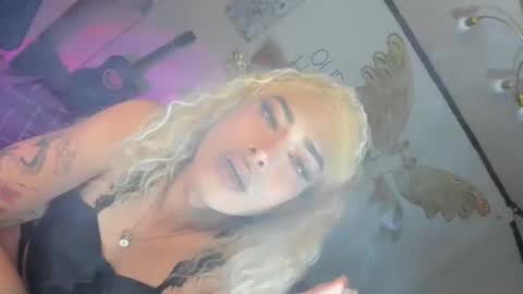 Snapshot of giveittokylie chatting on 25, 9, 2025 Kylie online show from 25, 9, 2025