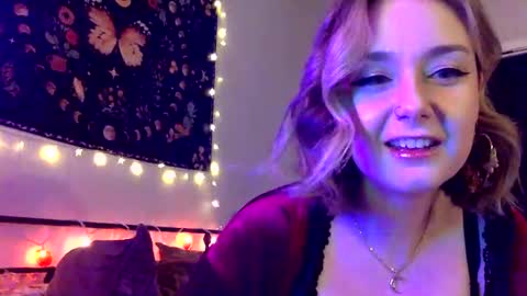 Snapshot of givemesweetdreams chatting on 4, 3, 2025 givemesweetdreams online show from 4, 3, 2025