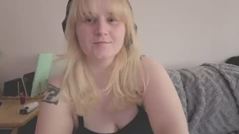 Snapshot of glitchwitch chatting on 5, 7, 2026 Glitch online show from 5, 7, 2026