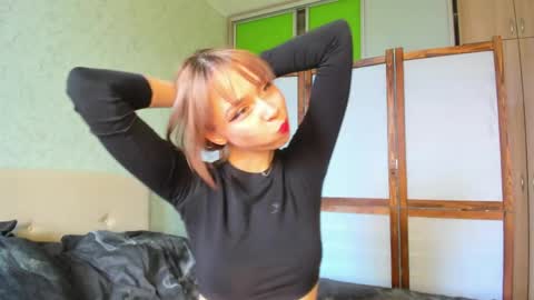 Snapshot of glitchy_doll chatting on 12, 5, 2026 Sara online show from 12, 5, 2026