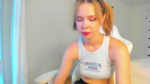 Snapshot of glitchy_doll chatting on 16, 6, 2026 Sara online show from 16, 6, 2026