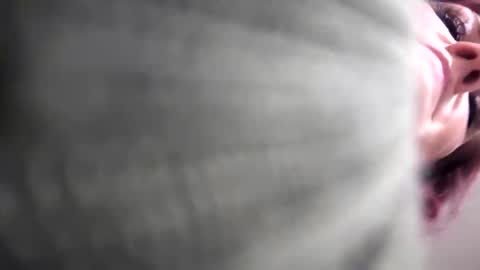 Snapshot of glitter_peach chatting on 12, 10, 2025 glitter_peach online show from 12, 10, 2025