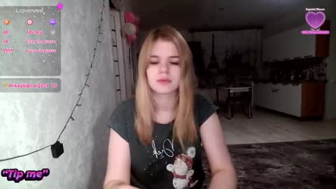 Snapshot of glossy_girl_1 chatting on 7, 1, 2025 Roxy online show from 7, 1, 2025