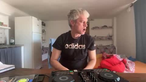 guardiannif_ online show from 25, 2, 2026