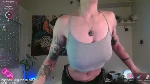 Snapshot of gunzinrose chatting on 6, 1, 2025 Kylie online show from 6, 1, 2025