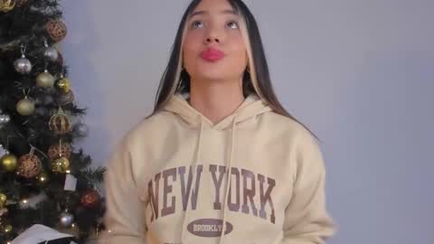 Snapshot of h3y_mia3 chatting on 21, 12, 2024 Paulina  online show from 21, 12, 2024