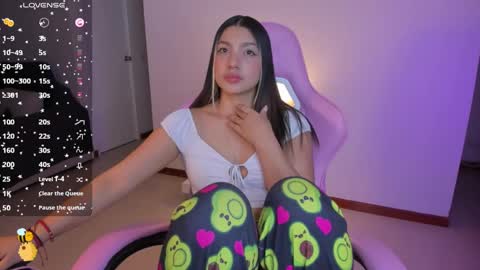 Snapshot of h3y_mia3 chatting on 20, 1, 2025 Paulina  online show from 20, 1, 2025