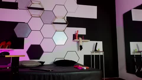 haileycat_ online show from 7, 1, 2025