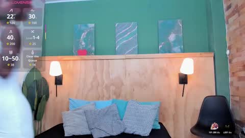 Halley Lorens online show from 28, 10, 2025