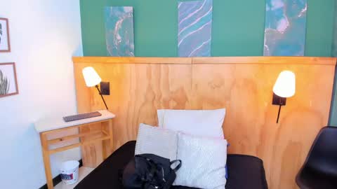 Halley Lorens online show from 20, 4, 2026