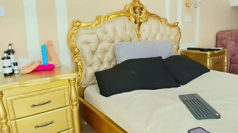 Hallie Stone online show from 5, 2, 2026