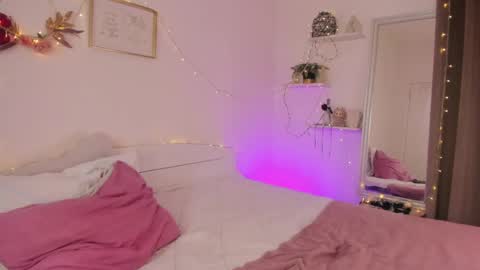 Snapshot of hannacrush chatting on 19, 5, 2026 HannahIm a simple girl who likes gifts Lovense is activeThere are legends that in this room all your wish can come true online show from 19, 5, 2026