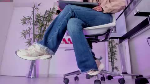 HANNAH HOWELL online show from 10, 11, 2025