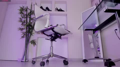 HANNAH HOWELL online show from 5, 2, 2026