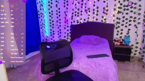 HAZEL LYNN ROSS online show from 3, 12, 2024