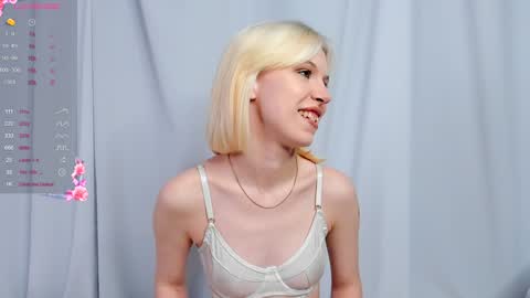 Snapshot of heaven_blonde chatting on 25, 12, 2024 Our names are Anette and Alice online show from 25, 12, 2024