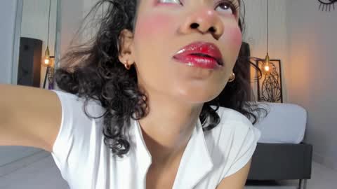 Snapshot of helenebird chatting on 19, 12, 2024 online show from 19, 12, 2024