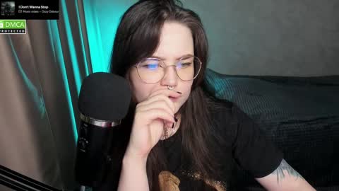 Red online show from 1, 2, 2025