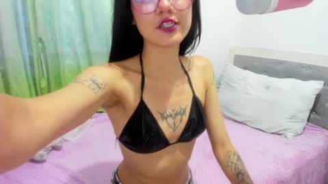 Snapshot of helloskinnygirls chatting on 8, 4, 2026 Raven and Momo online show from 8, 4, 2026