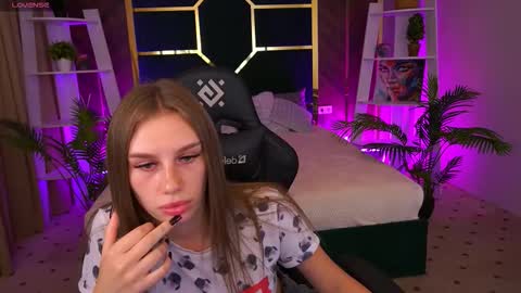 Snapshot of heyemilly chatting on 22, 10, 2025 heyemilly online show from 22, 10, 2025