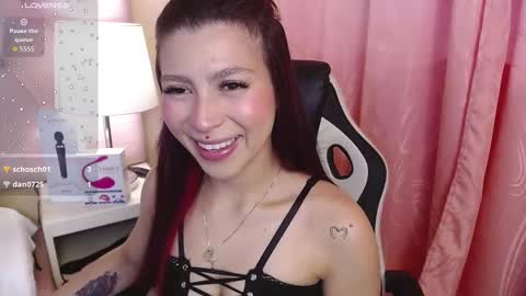 Snapshot of hillary_thomson chatting on 4, 12, 2025 Hillary Thomson online show from 4, 12, 2025