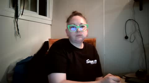 Snapshot of hippihope420 chatting on 28, 9, 2025 Bella online show from 28, 9, 2025