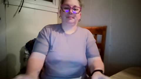 Snapshot of hippihope420 chatting on 5, 10, 2025 Bella online show from 5, 10, 2025
