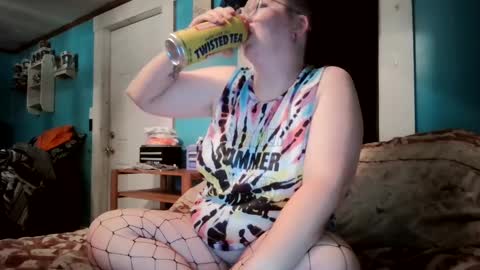 Snapshot of hippihope420 chatting on 9, 10, 2025 Bella online show from 9, 10, 2025