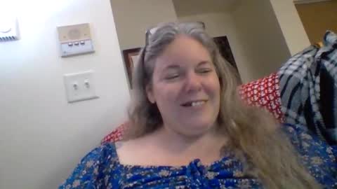 hippysnewhere online show from 5, 6, 2026