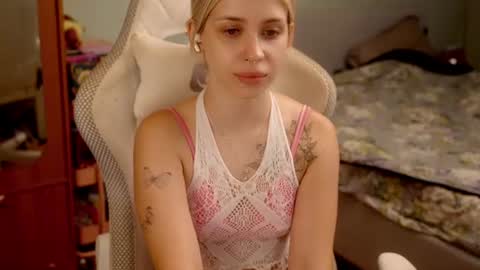 Snapshot of ho1yh01e chatting on 3, 8, 2026 Holly online show from 3, 8, 2026