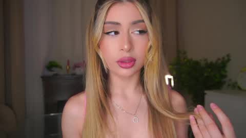 Snapshot of holayoula chatting on 22, 4, 2026 Moni Monica online show from 22, 4, 2026