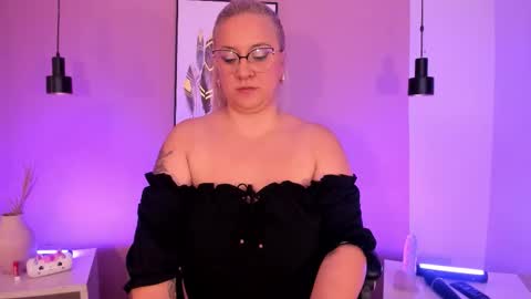 Hollie online show from 13, 9, 2025